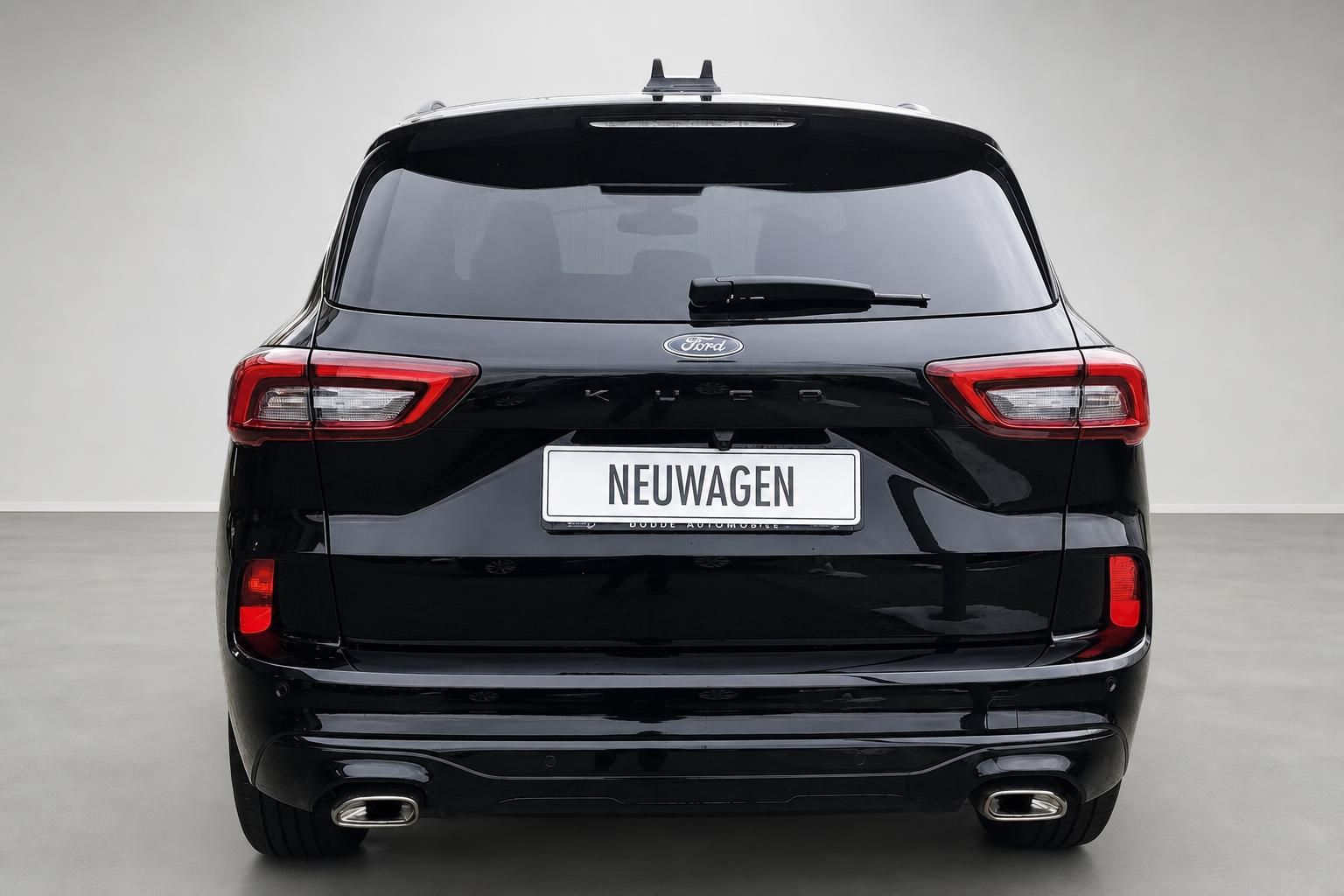 Ford Kuga schwarz Heckansicht Neuwagen Studioaufnahme