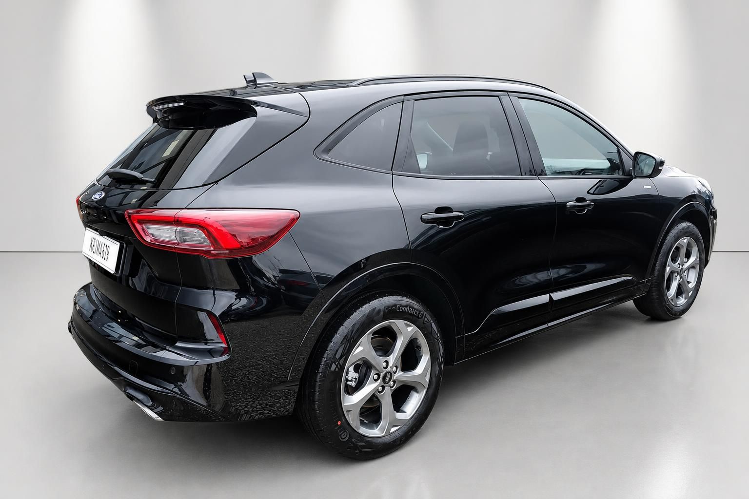 Ford Kuga schwarz Heck-Seitenansicht Detailfoto Studio