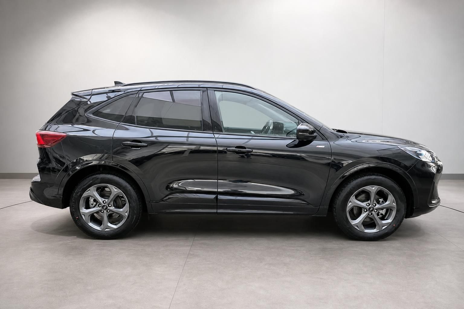 Ford Kuga schwarz Seitenansicht Neuwagen Studiofoto