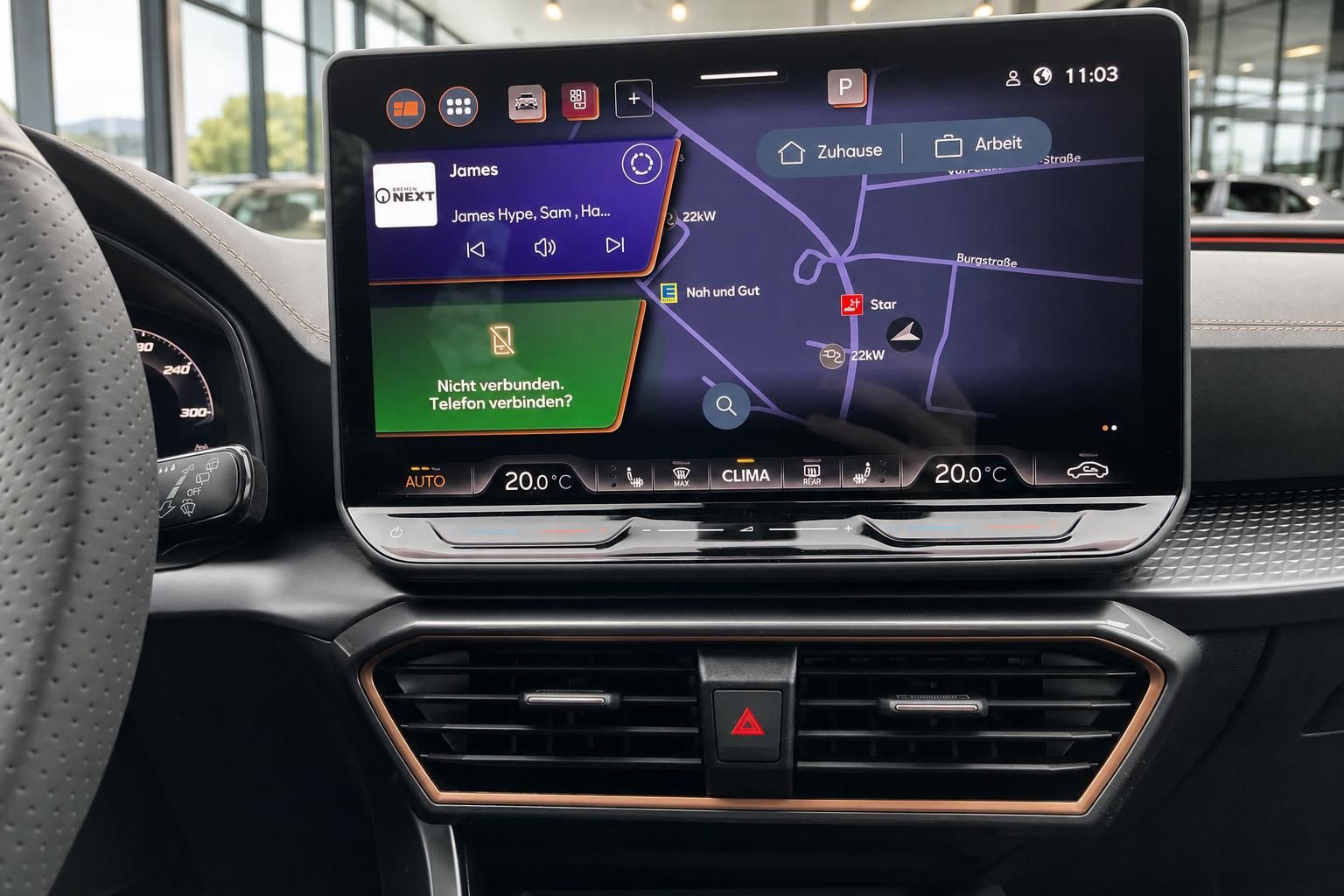 Cupra Formentor Infotainment-Display mit Navigationskarte und Klimasteuerung