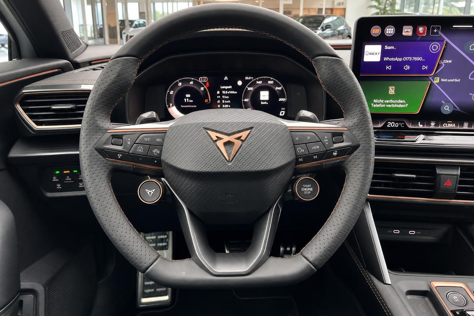 Lenkrad mit Cupra-Logo und digitalem Cockpit im Innenraum