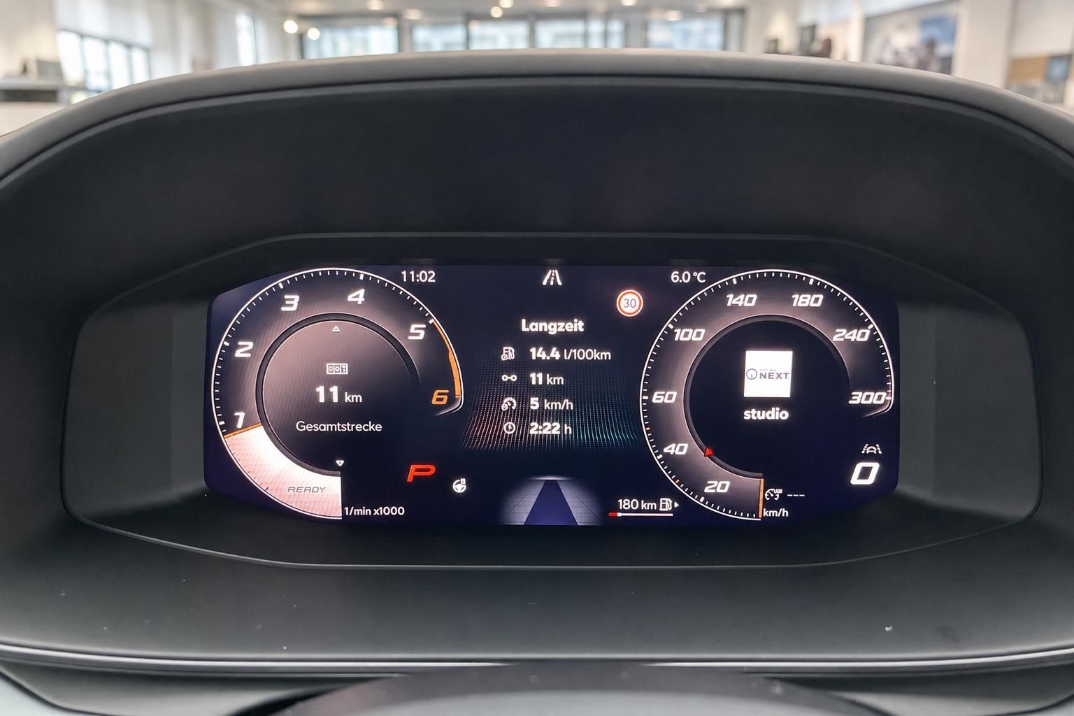 Digitales Cockpit mit Tacho und Bordcomputer im Fahrzeuginnenraum