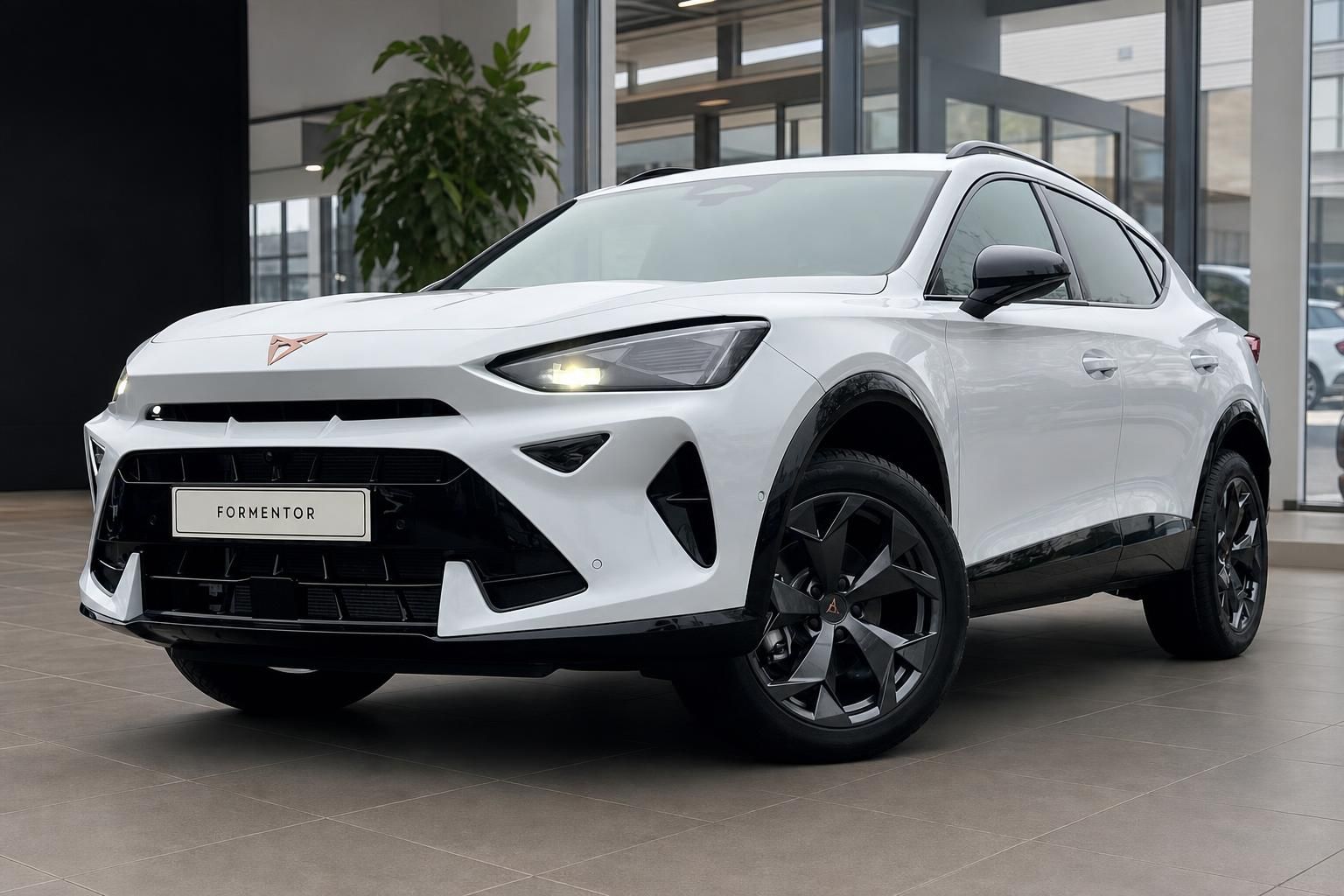 Cupra Formentor in Weiss, Frontansicht im Autohaus, sportliches SUV