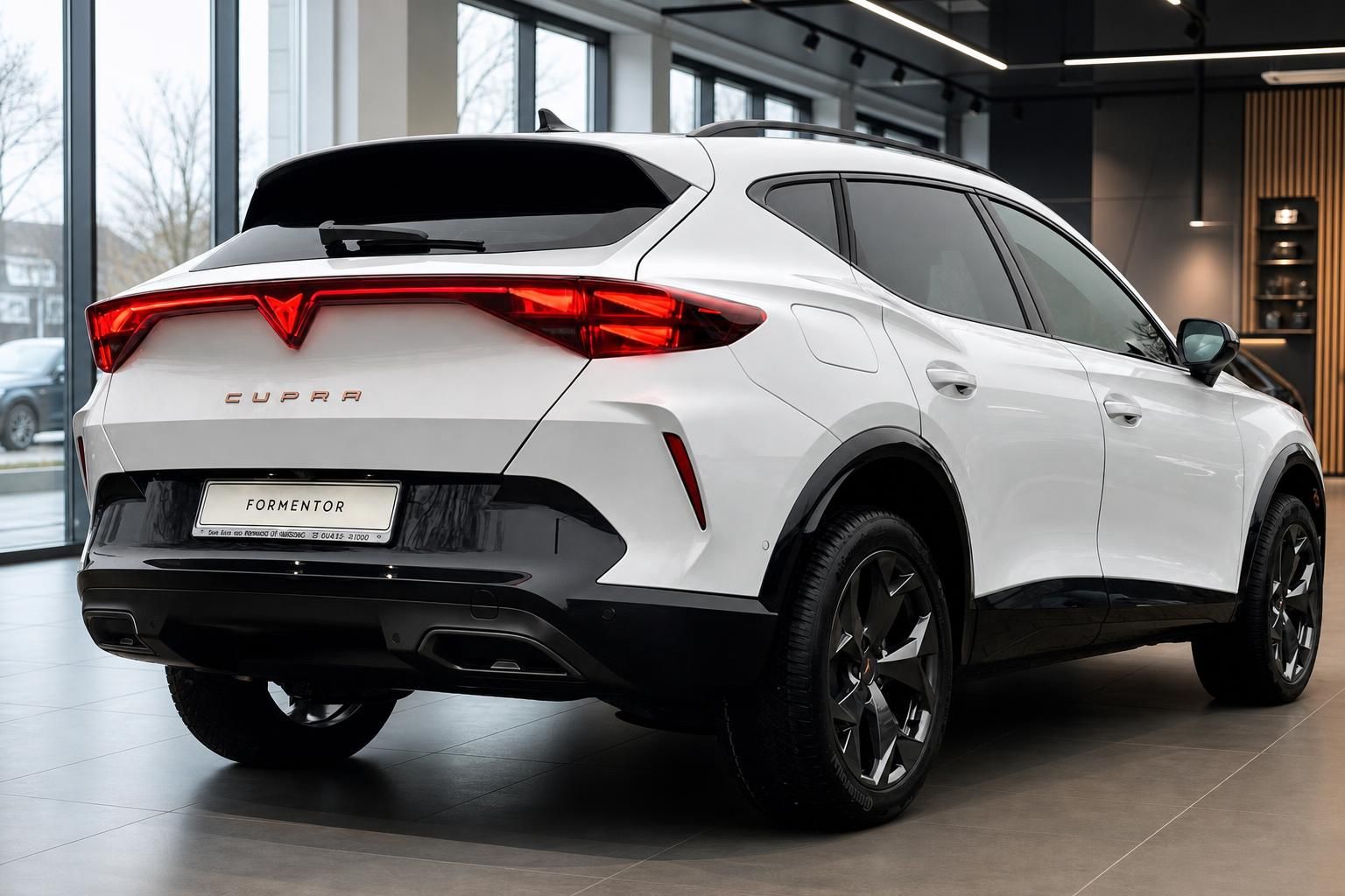 Cupra Formentor weiss, Heckansicht mit markanten Ruecklichtern im Showroom