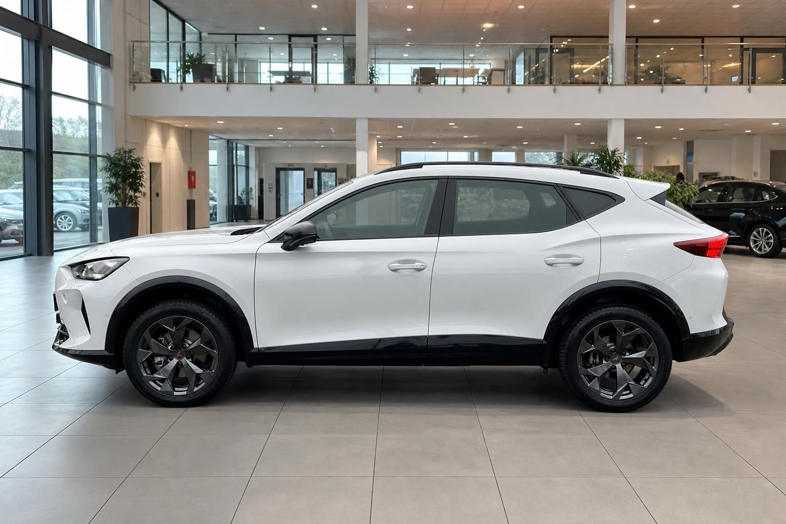 Cupra Formentor in Weiss, Seitenansicht im Autohaus, elegantes Kompakt-SUV