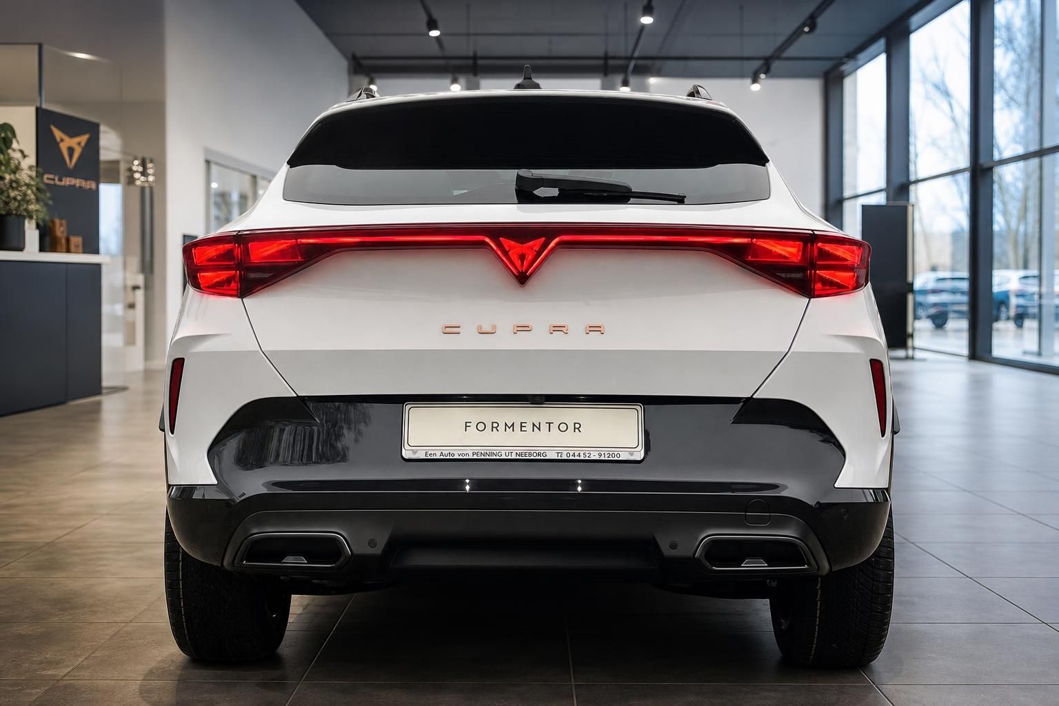 Cupra Formentor weiss, Heckansicht direkt mit Kennzeichenhalter Autohaus