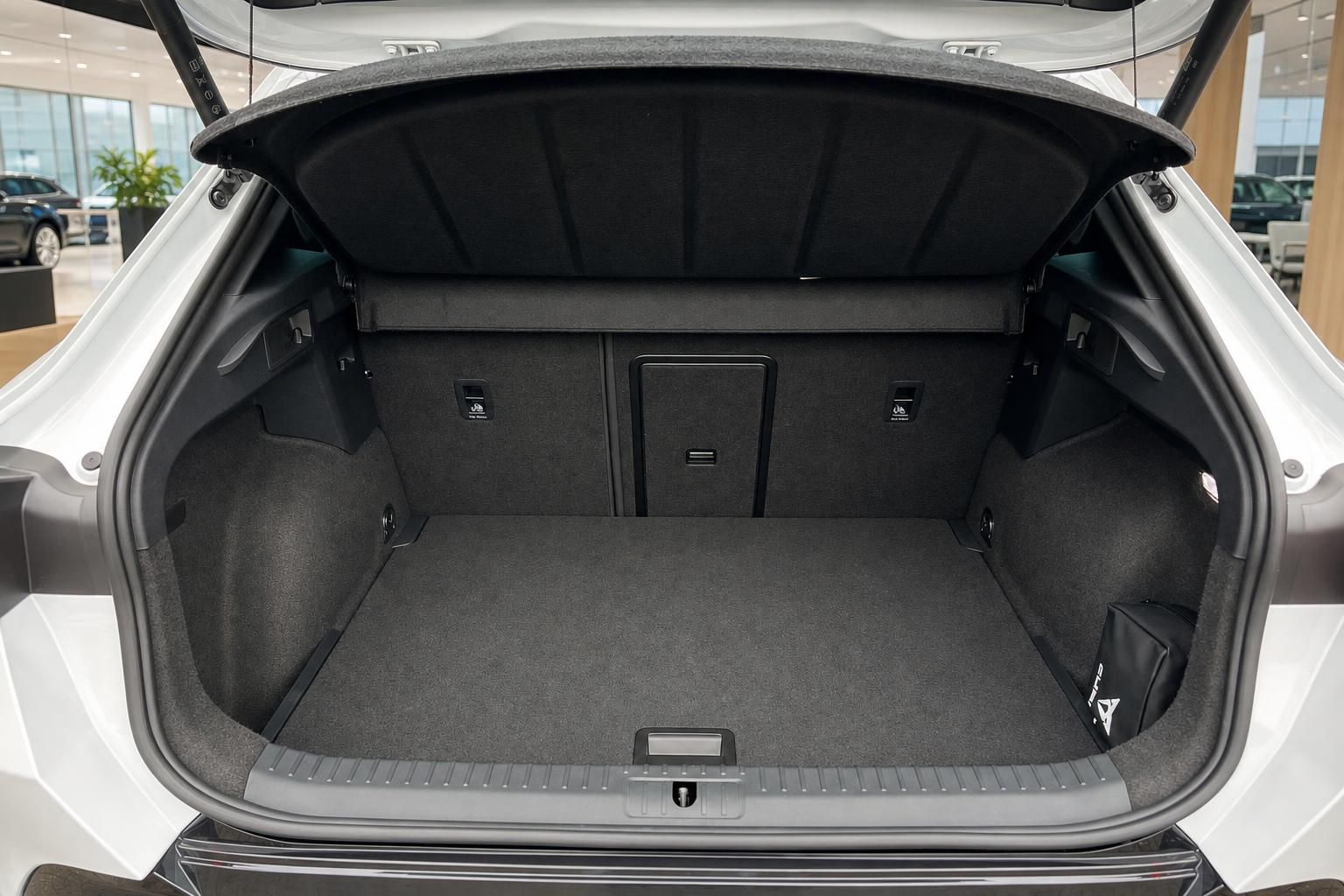 Kofferraum des Cupra Formentor mit viel Ladevolumen und Gepaeckraumabdeckung