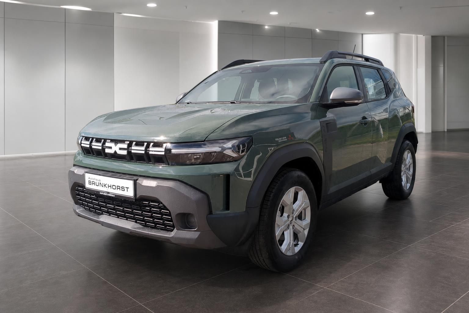 Dacia SUV grün Frontansicht im Autohaus Brunkhorst Showroom