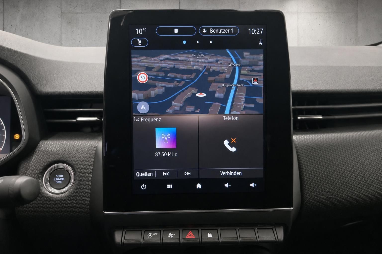 Touchscreen mit Navigationskarte und Telefonmenü im Fahrzeugcockpit