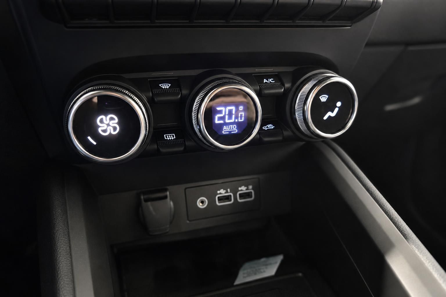 Klimabedienung und USB-Anschlüsse im Innenraum des Mitsubishi Colt