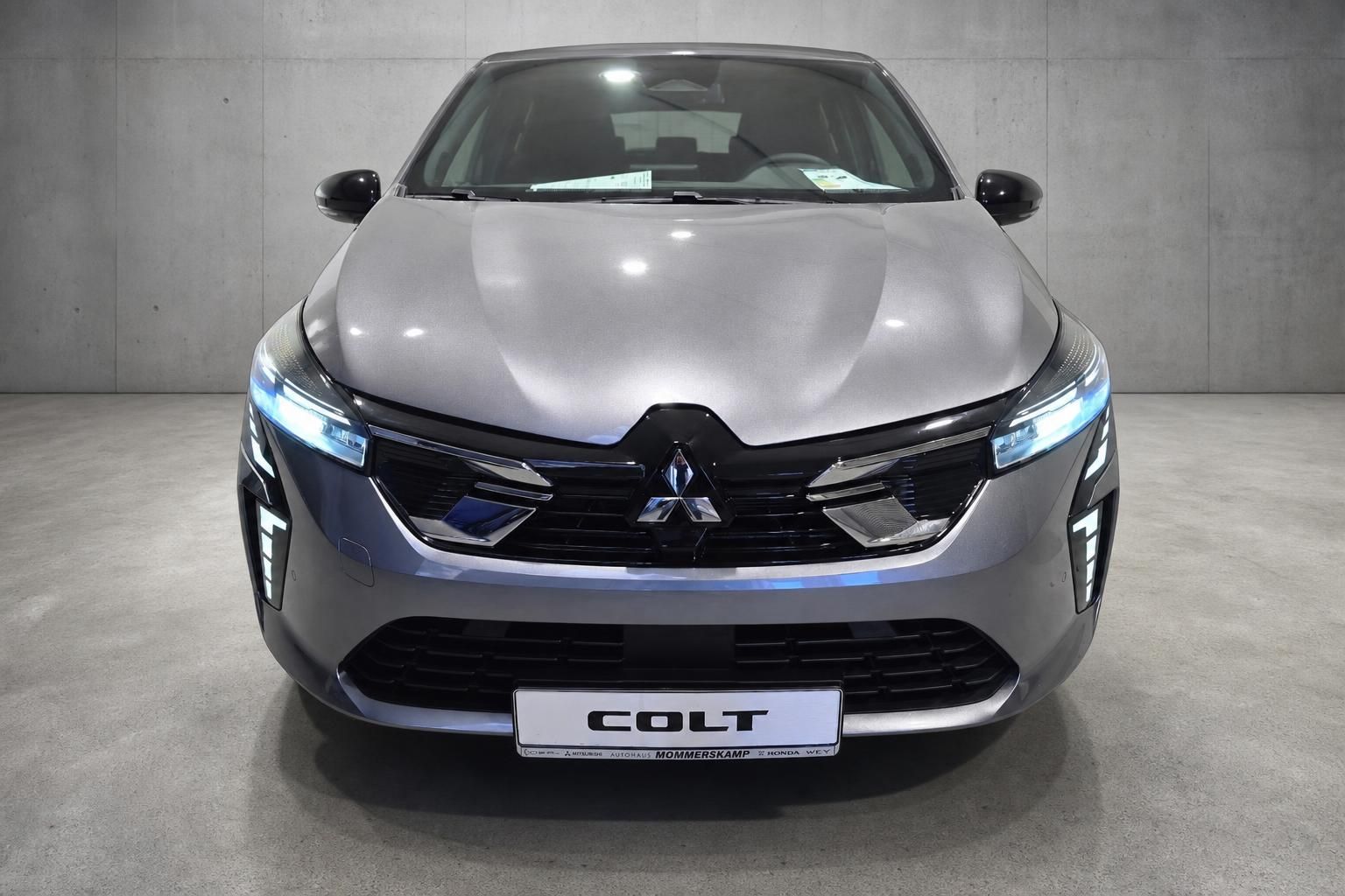 Mitsubishi Colt in Grau, Frontansicht mit markantem Kühlergrill