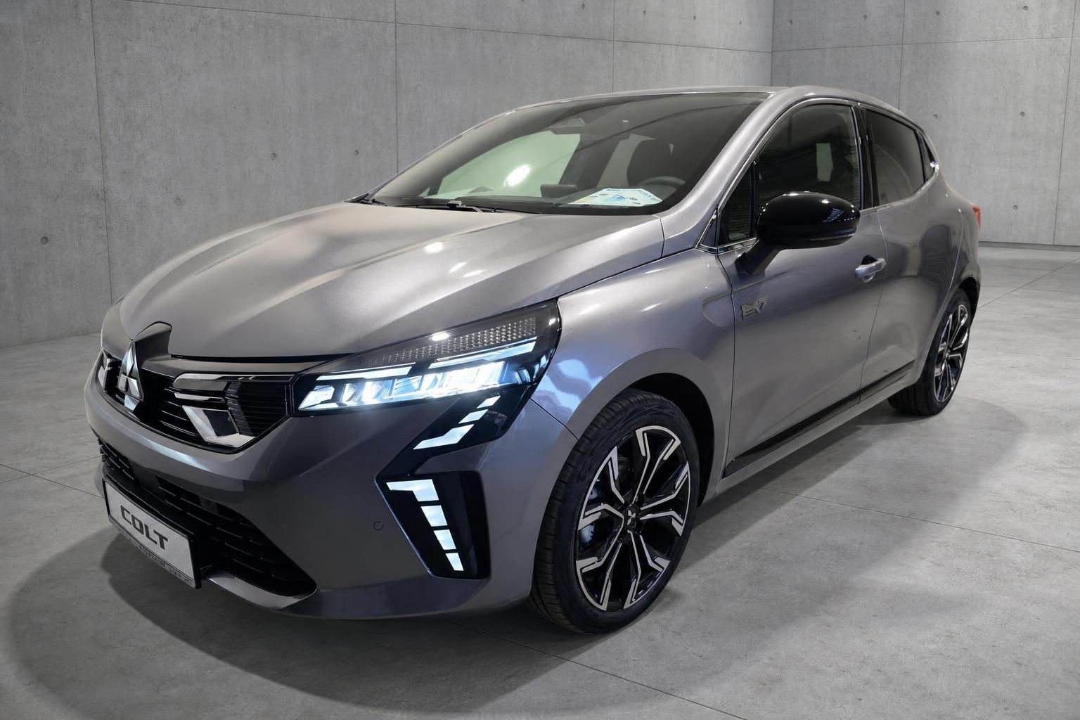 Mitsubishi Colt Frontansicht schraeg in Grau mit markanten Scheinwerfern