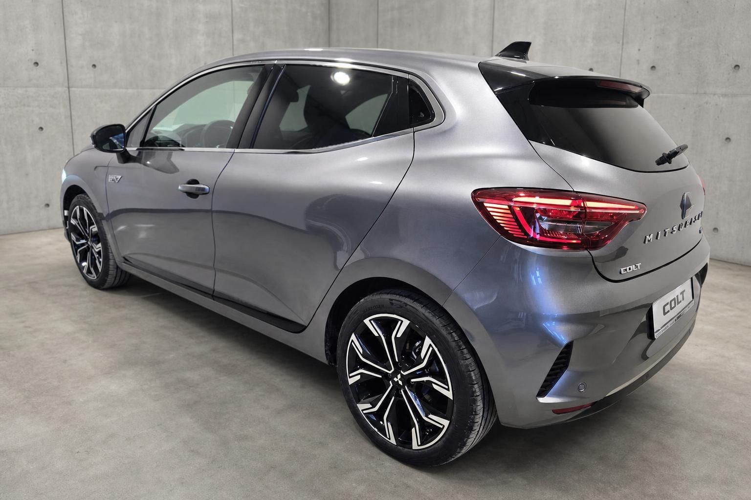 Mitsubishi Colt Heckansicht in Grau mit Dachspoiler und Felgen