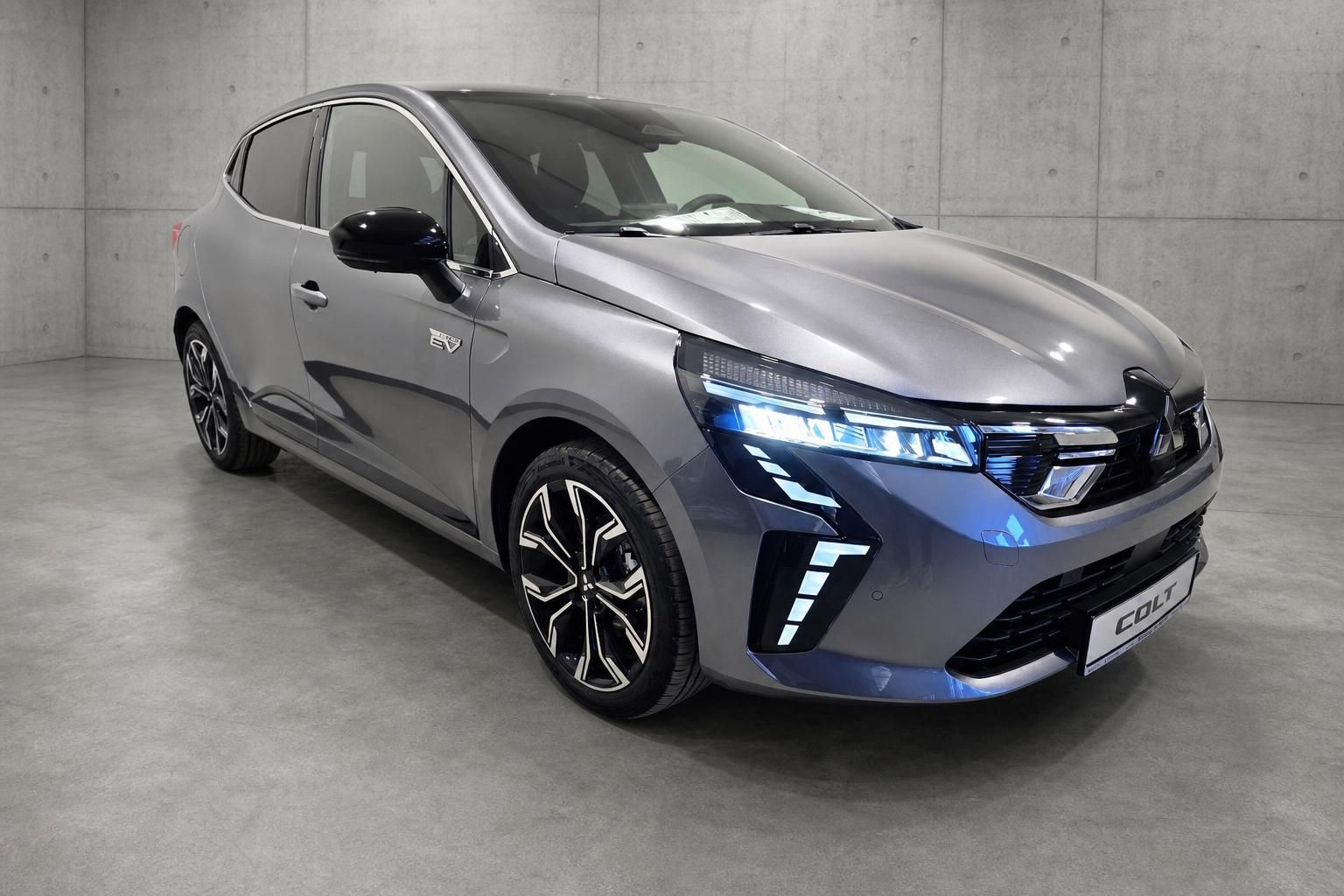 Mitsubishi Colt Frontansicht in Grau mit LED-Scheinwerfern im Studio