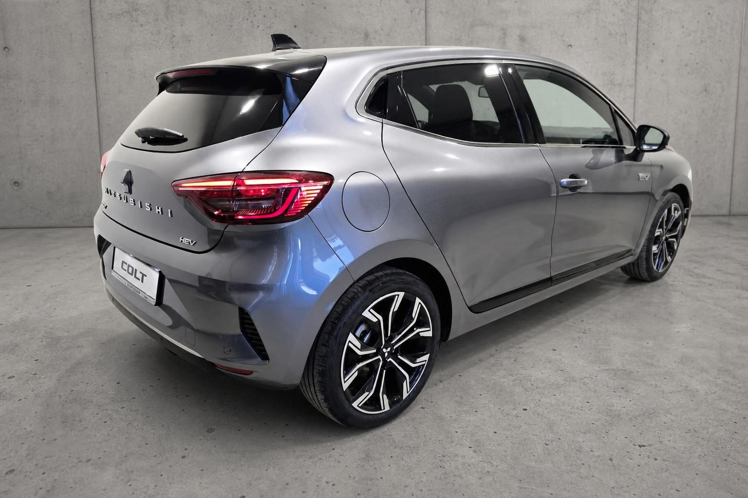 Mitsubishi Colt Heckansicht seitlich in Grau mit Leichtmetallfelgen