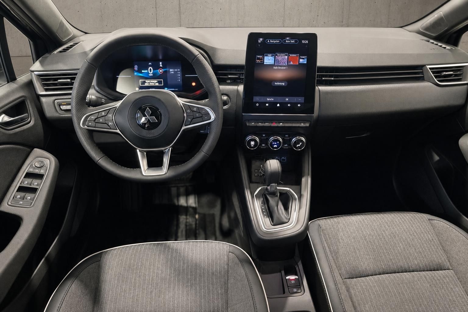 Mitsubishi Colt Innenraum mit Cockpit, Lenkrad und Touchscreen-Display