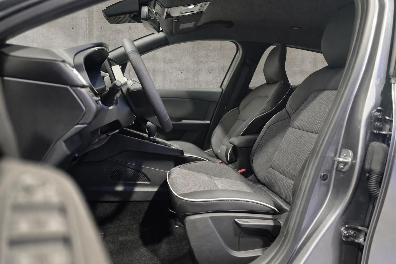Fahrzeuginnenraum mit Vordersitzen und Cockpit, schwarze Stoff-Lederausstattung