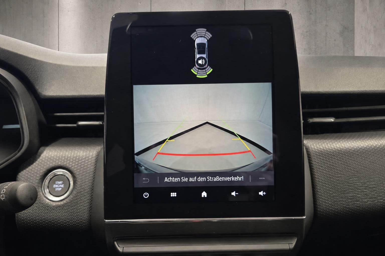 Infotainment-Bildschirm mit Rückfahrkamera-Ansicht im Fahrzeuginnenraum
