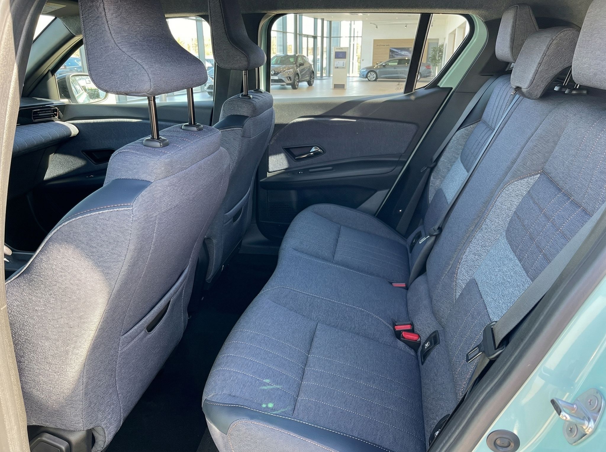 Renault Rücksitzbank mit grauen Polstern im Fahrzeuginnenraum