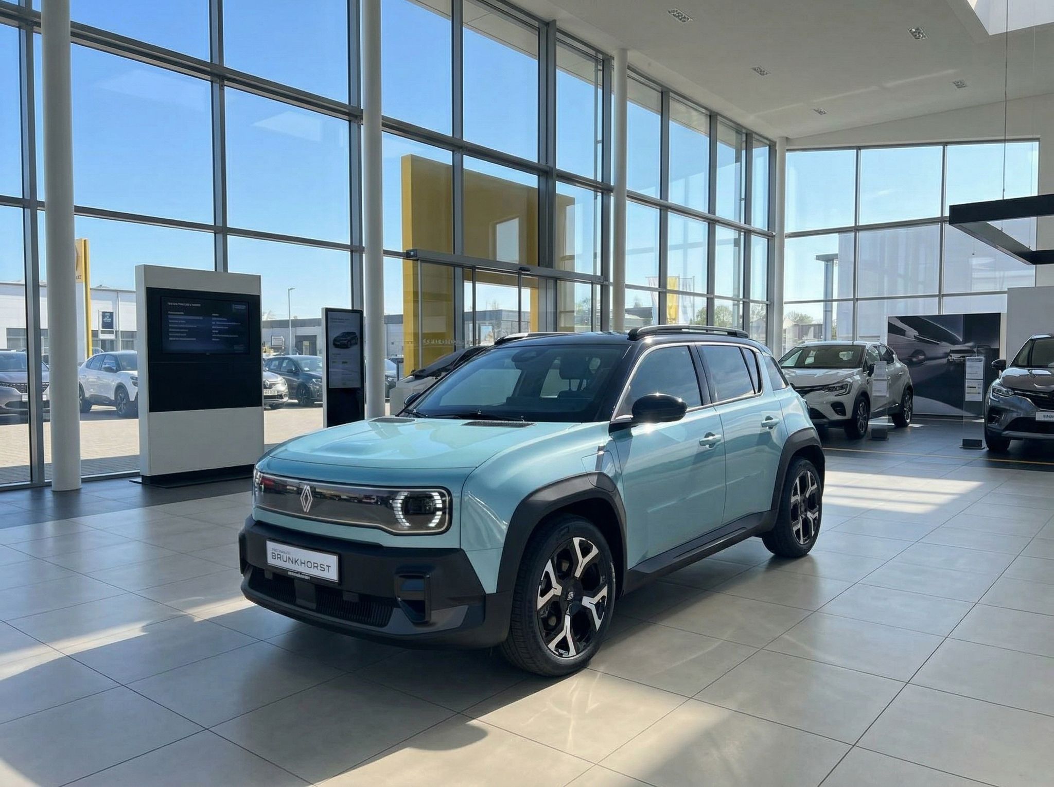 Türkiser Renault SUV im Autohaus Showroom - Vorderansicht mit LED-Scheinwerfern