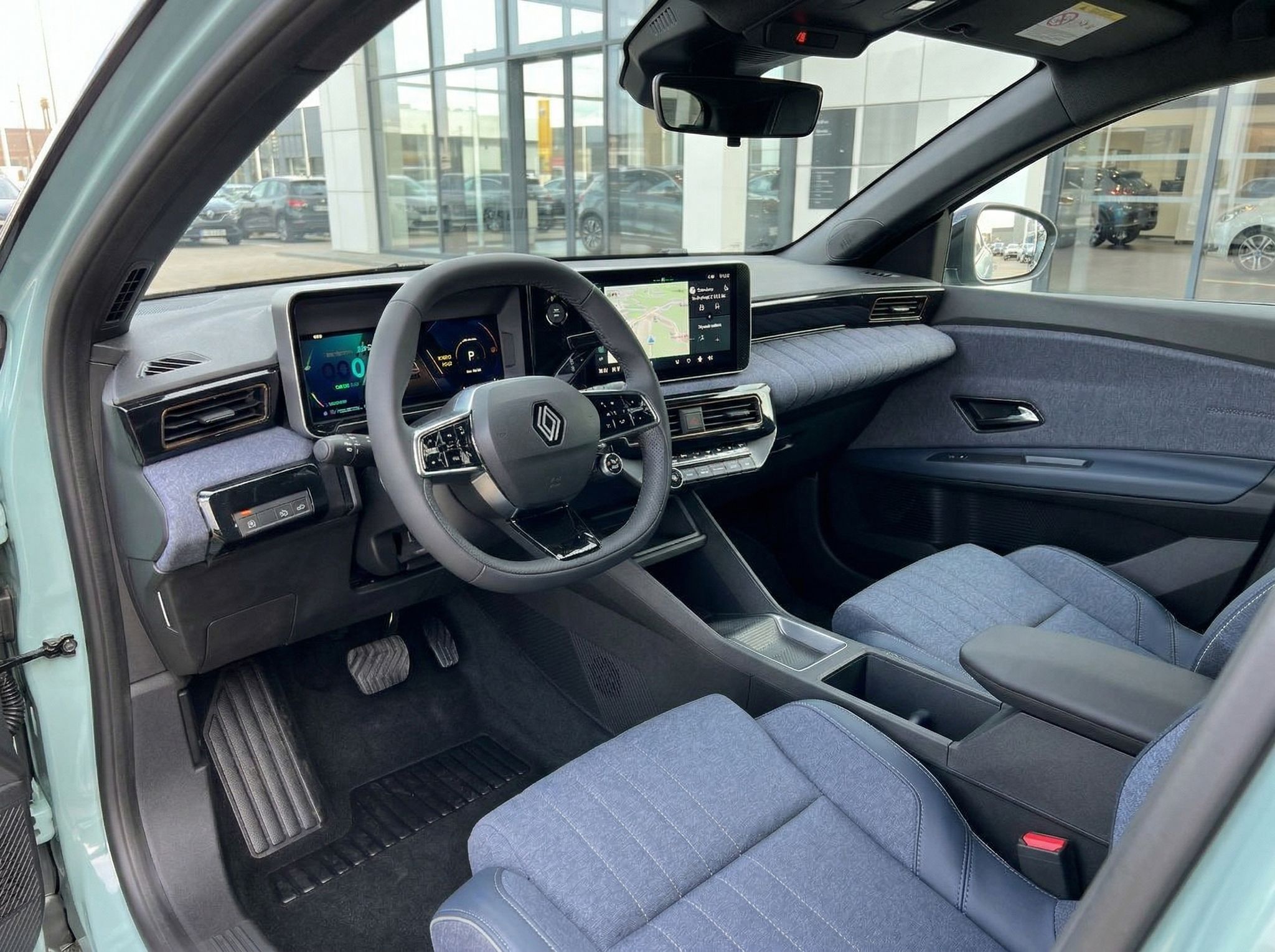 Renault SUV Innenraum mit modernem Cockpit, Touchscreen-Display und blauen Sitzpolstern