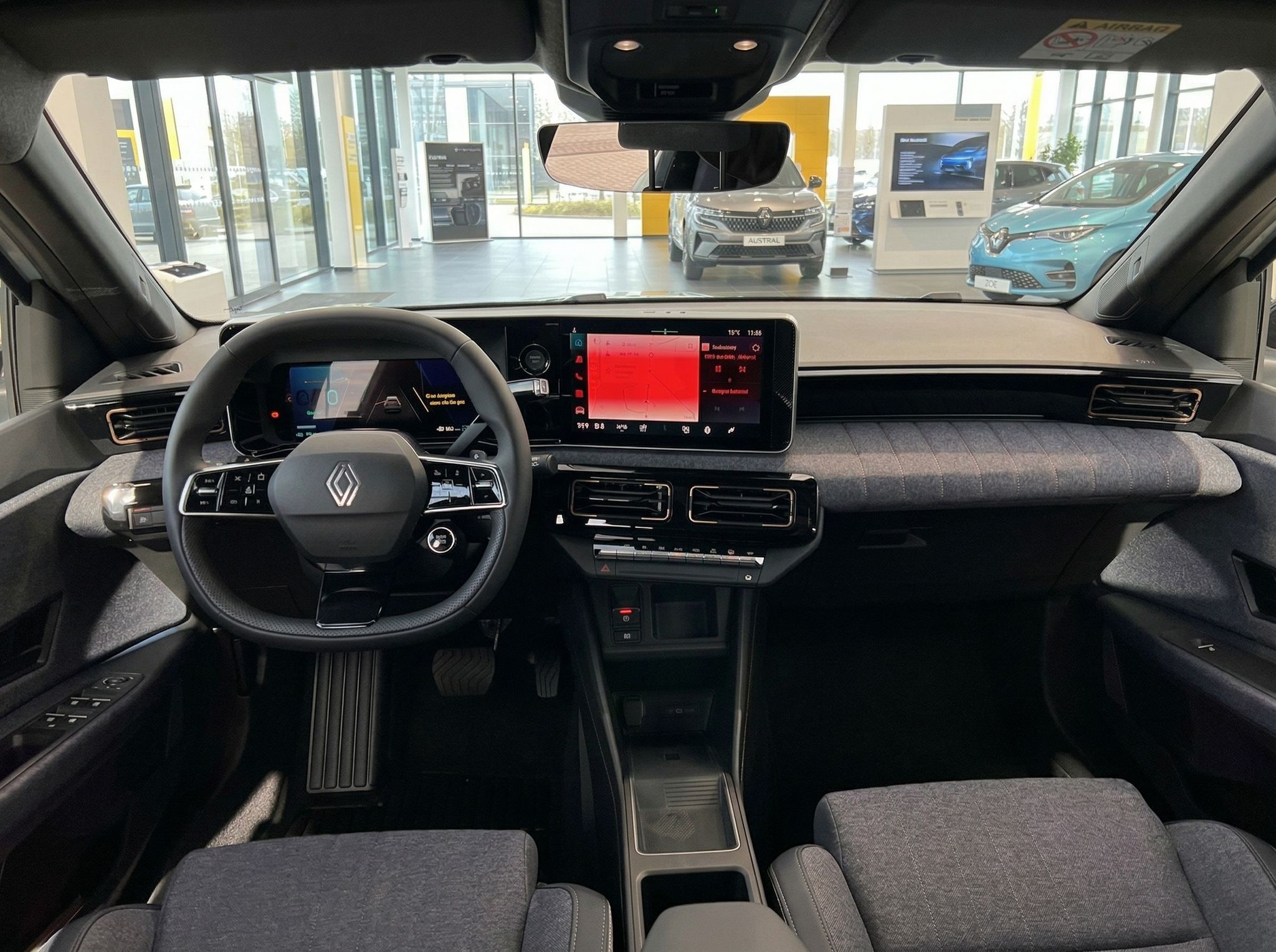 Renault Innenraum mit digitalem Cockpit und Touchscreen im Autohaus