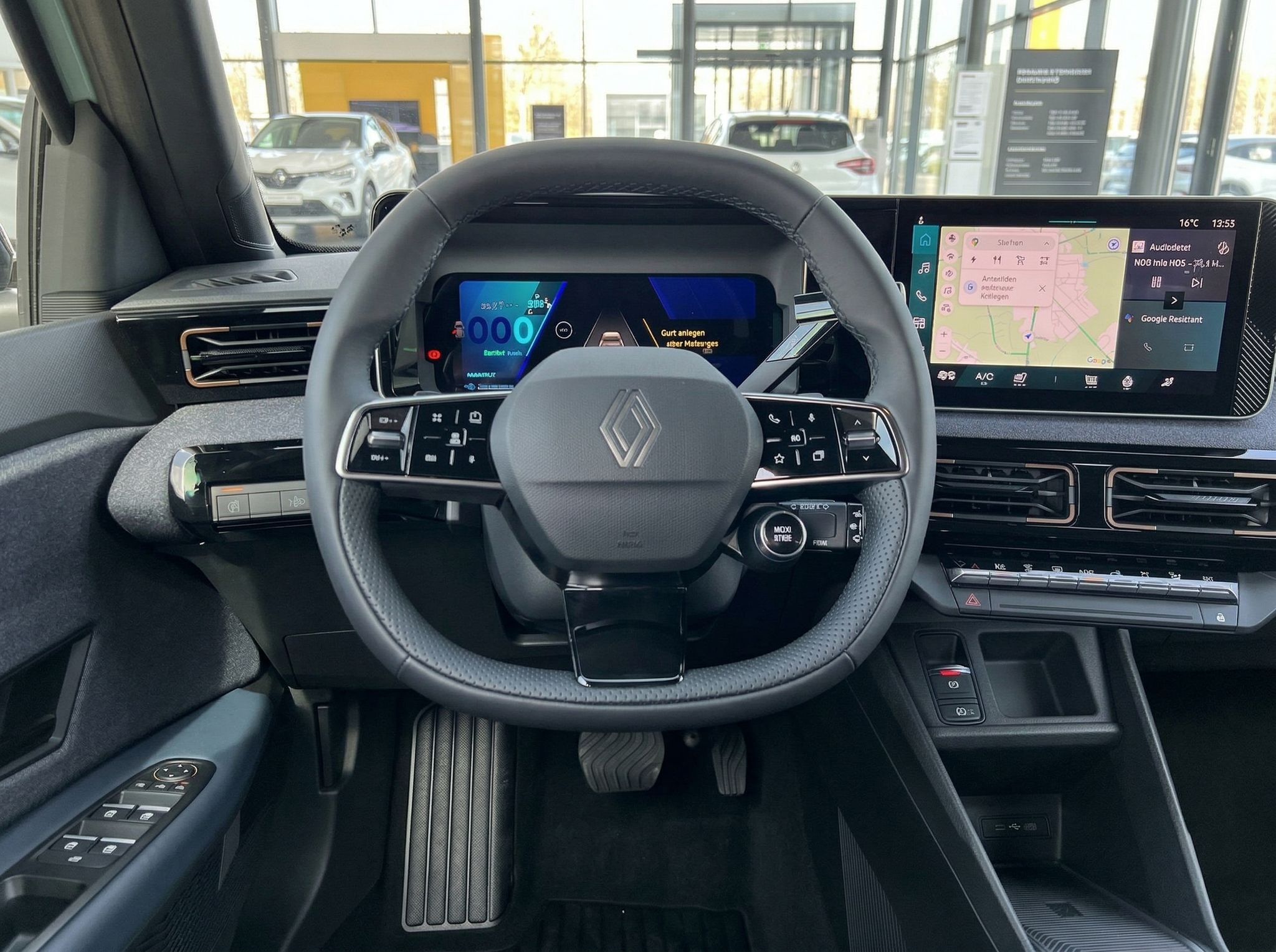 Renault Cockpit mit Lenkrad und Navigationssystem im Fahrzeuginnenraum