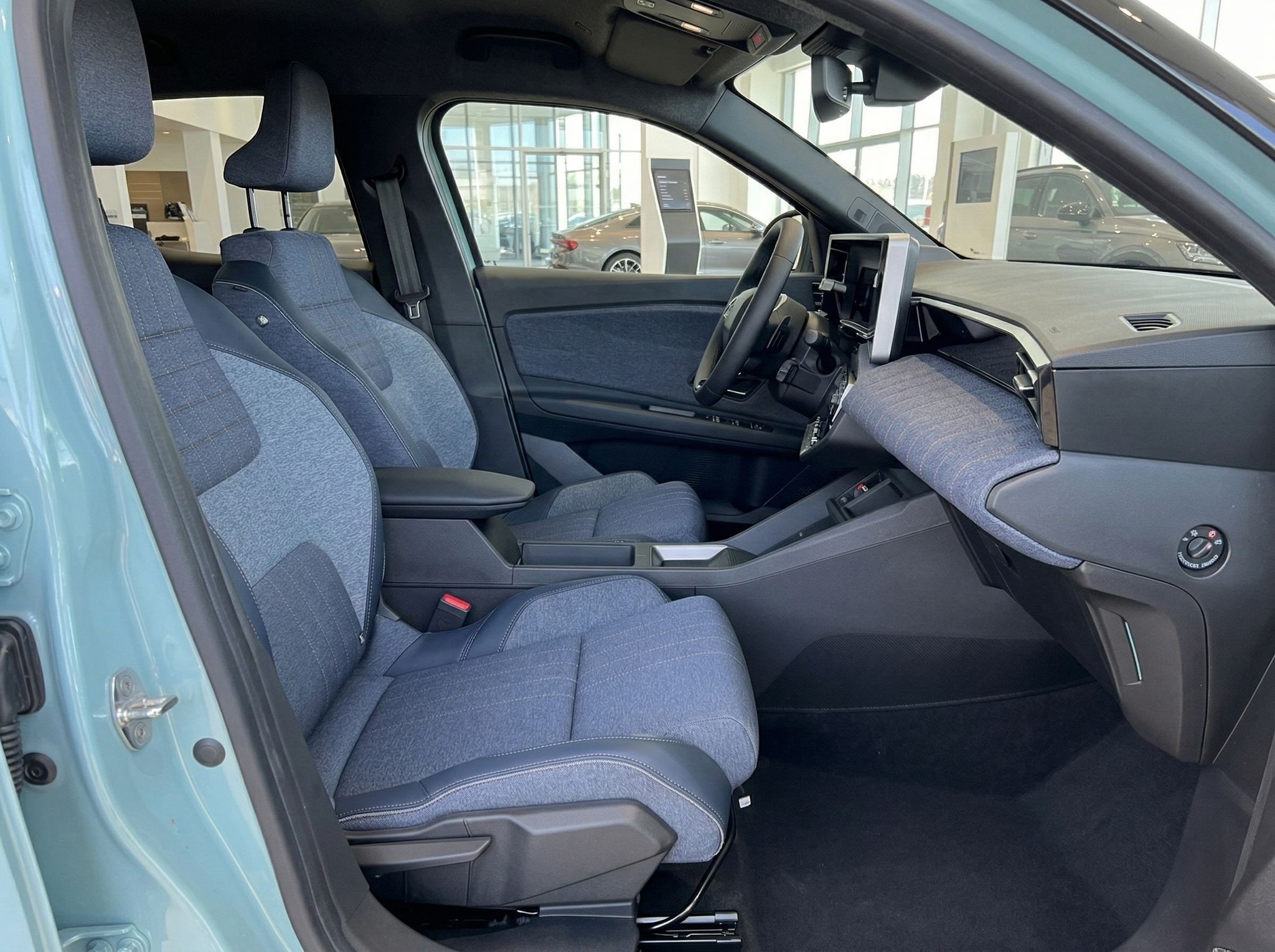 Renault Beifahrersitz und Armaturenbrett im Fahrzeuginnenraum