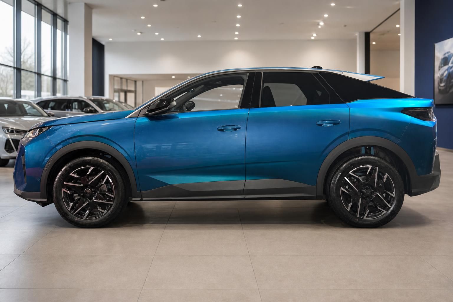 Blauer SUV Seitenansicht im Autohaus Showroom