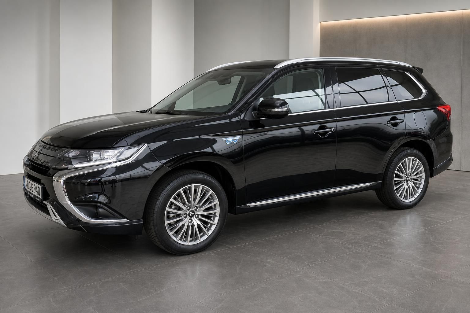 Mitsubishi Outlander PHEV schwarz, Seitenansicht mit Alufelgen