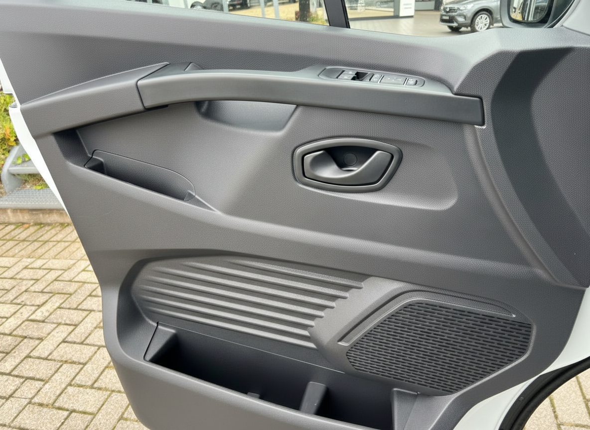 Fahrzeugtür Innenverkleidung mit Türgriff, Fensterheberschalter und Lautsprecher in Grau