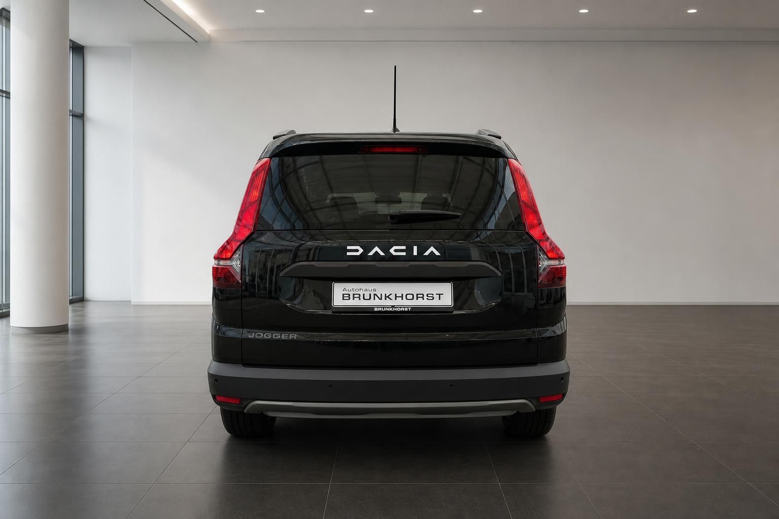 Dacia Jogger schwarz Heckansicht im Autohaus Brunkhorst Showroom