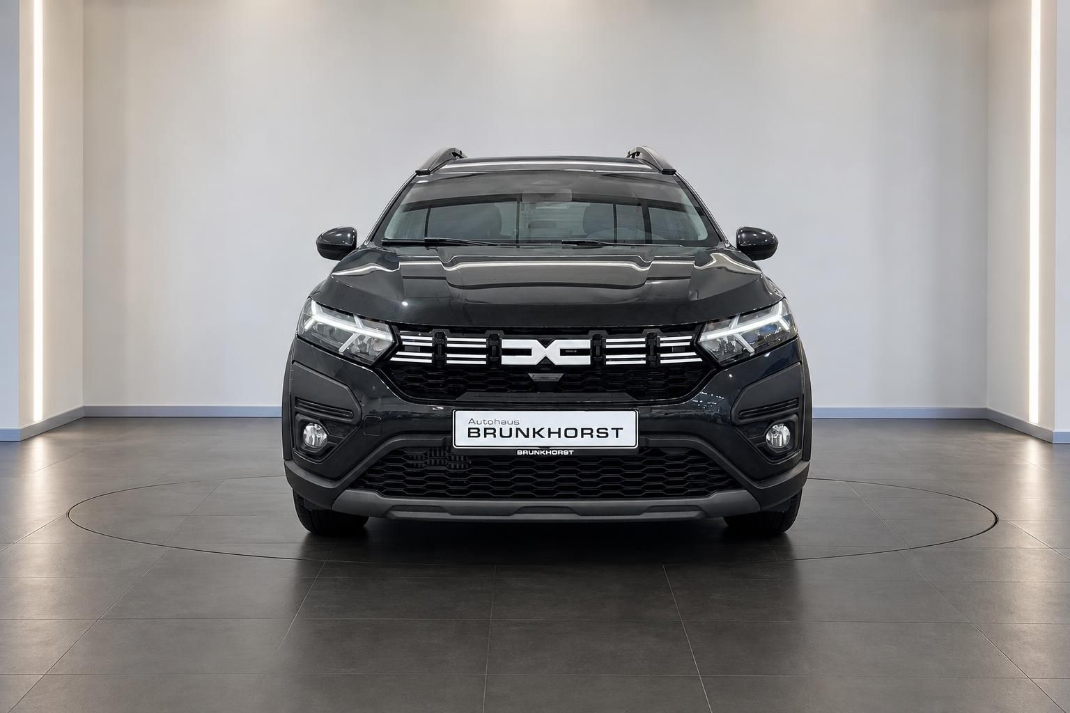 Schwarzer Dacia SUV Frontansicht mit Dacia Logo im Autohaus Brunkhorst