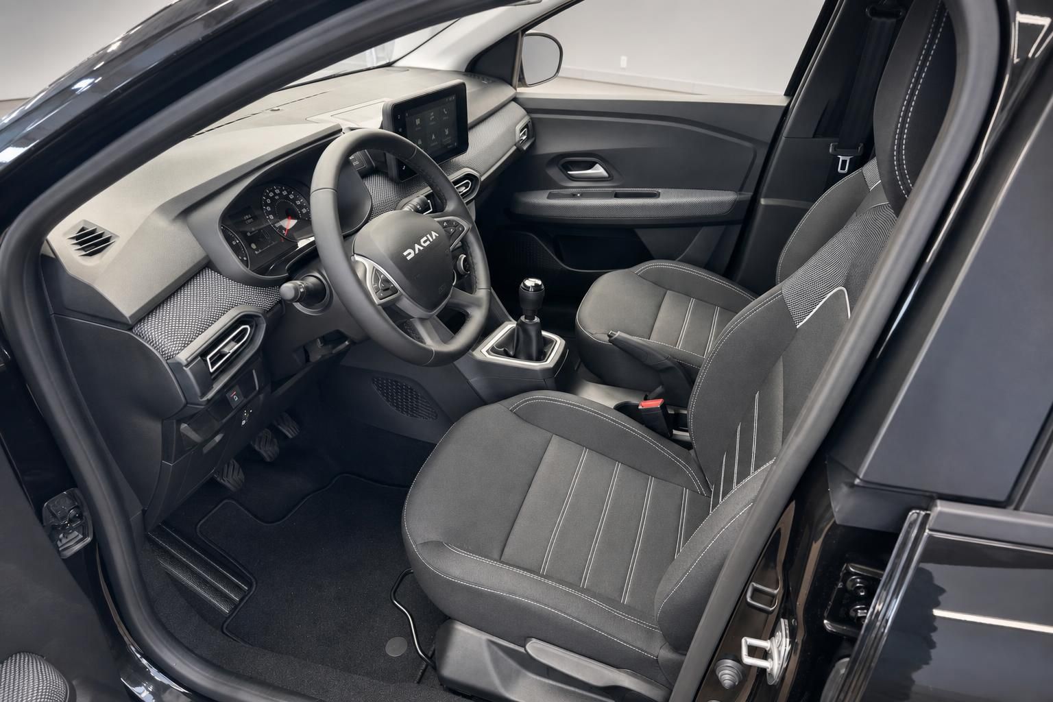 Dacia Innenraum schwarz-grau mit Lenkrad, Touchscreen und Schaltgetriebe