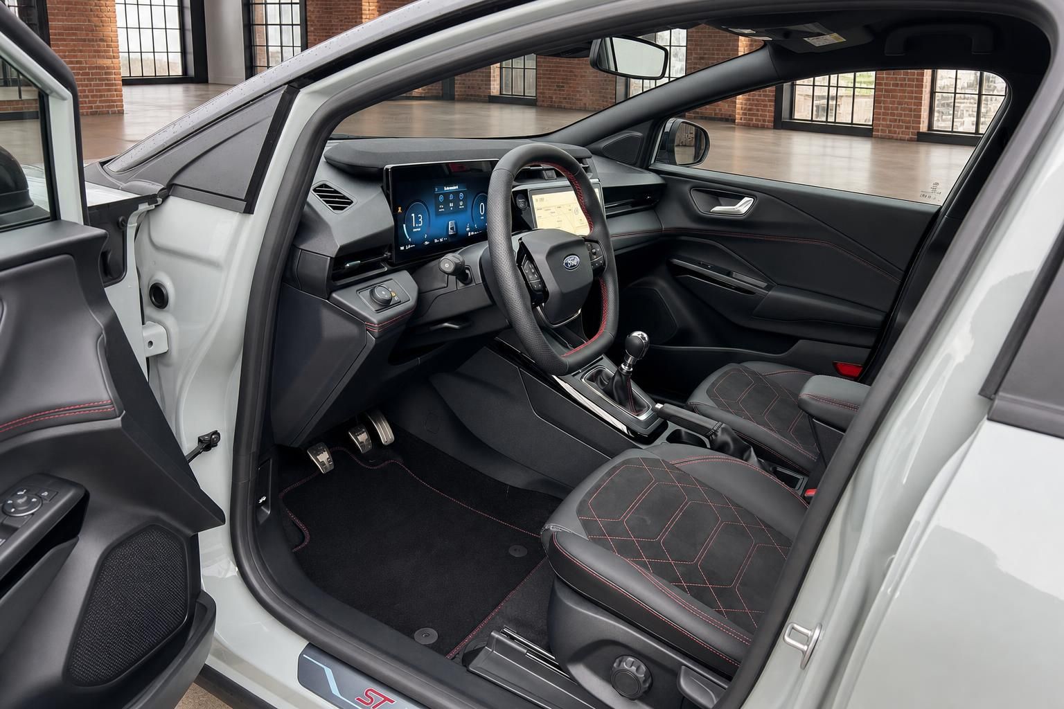 Ford Puma ST Innenraum mit Sportsitzen, Lenkrad und Cockpit-Display