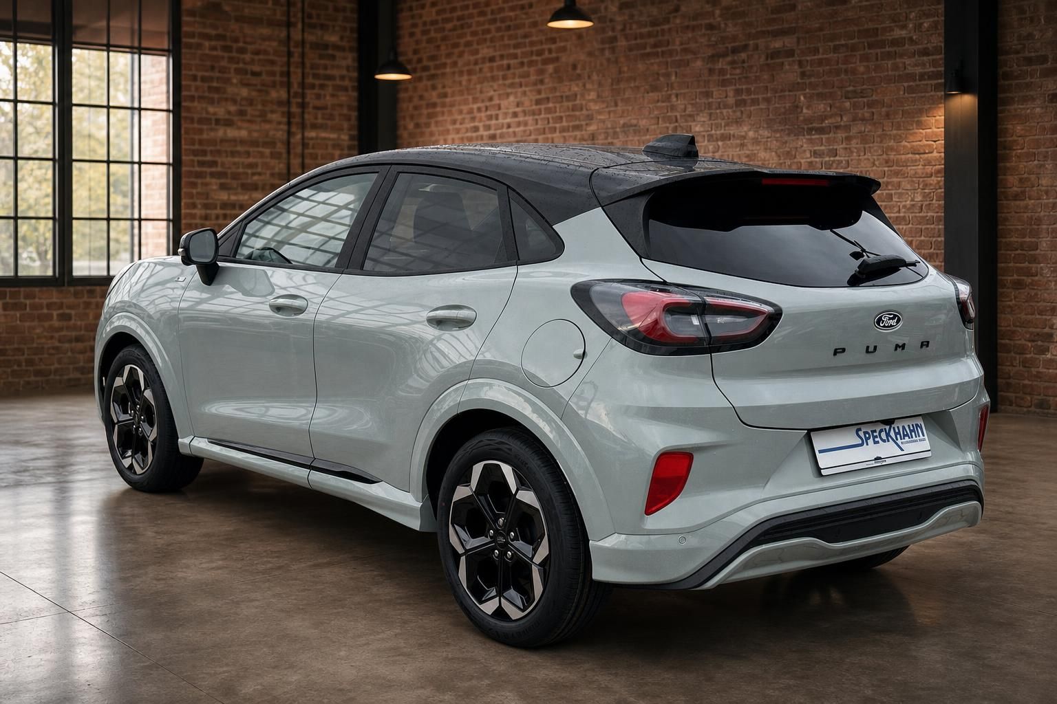 Ford Puma weiß Heckansicht seitlich, moderne Rückleuchten im Showroom