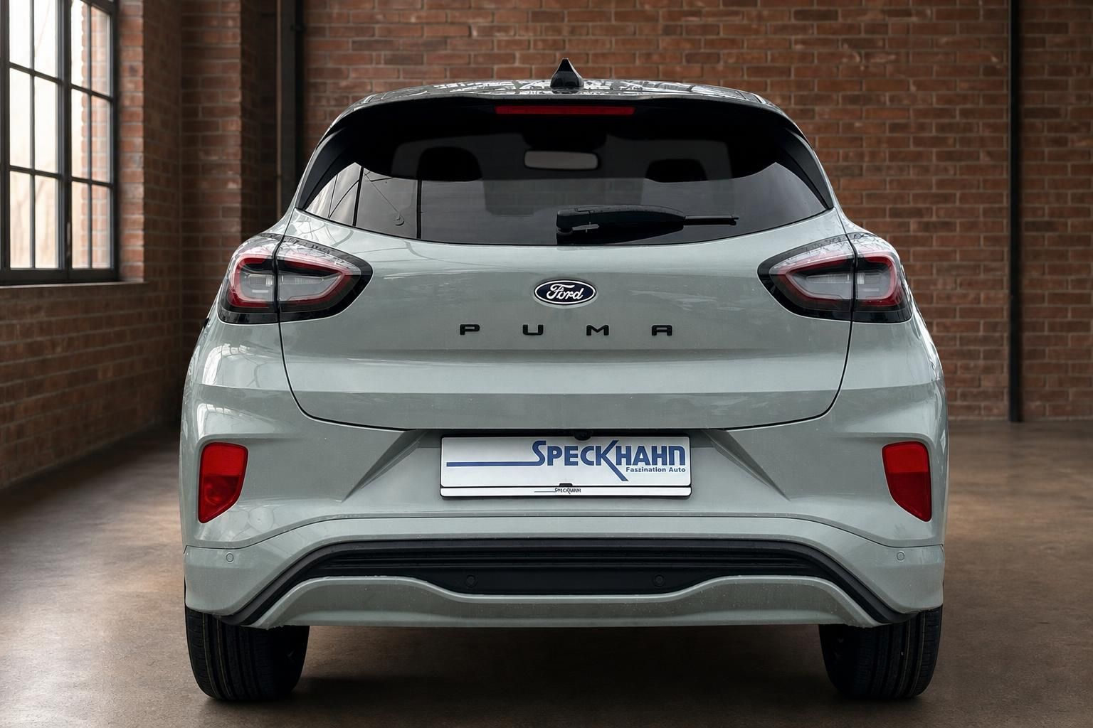 Ford Puma weiß direkte Heckansicht mit Ford Logo im Autohaus-Showroom