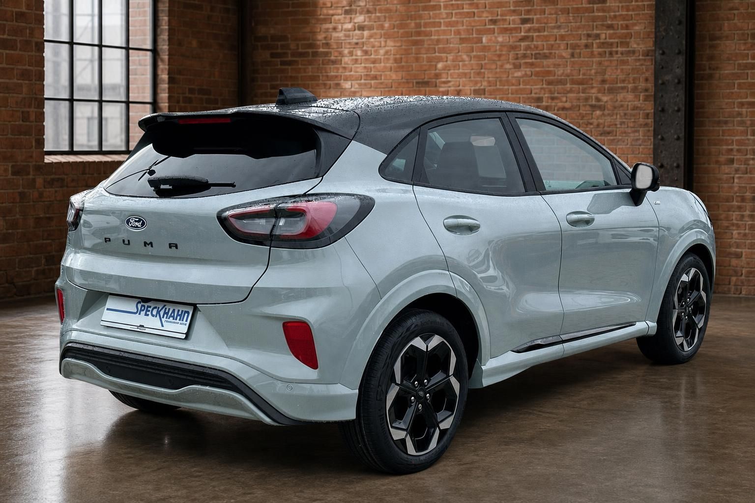 Ford Puma weiß Heckansicht schräg, Alufelgen und Dachspoiler im Detail