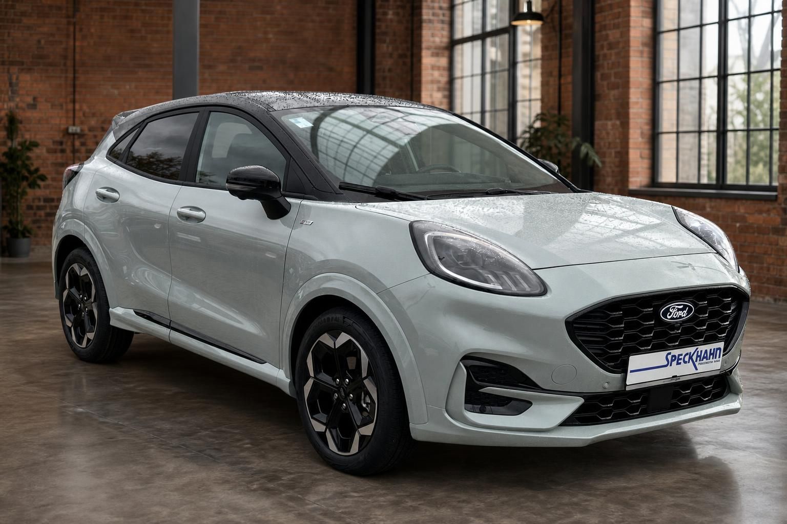 Ford Puma weiß Frontansicht schräg, LED-Scheinwerfer im Industrie-Loft