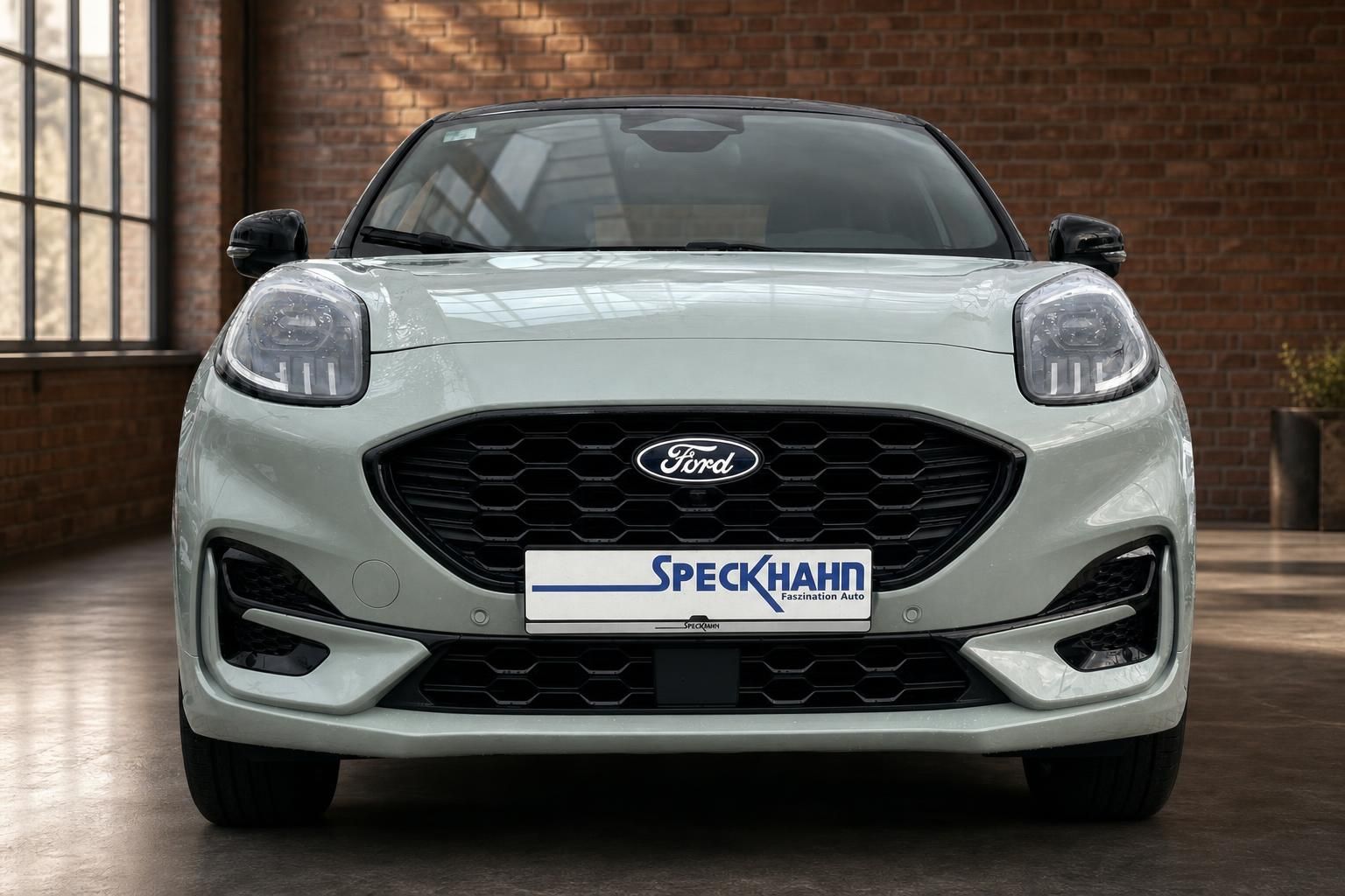 Ford Puma ST in Weiss, Frontansicht mit Kuehlergrill und LED-Scheinwerfern