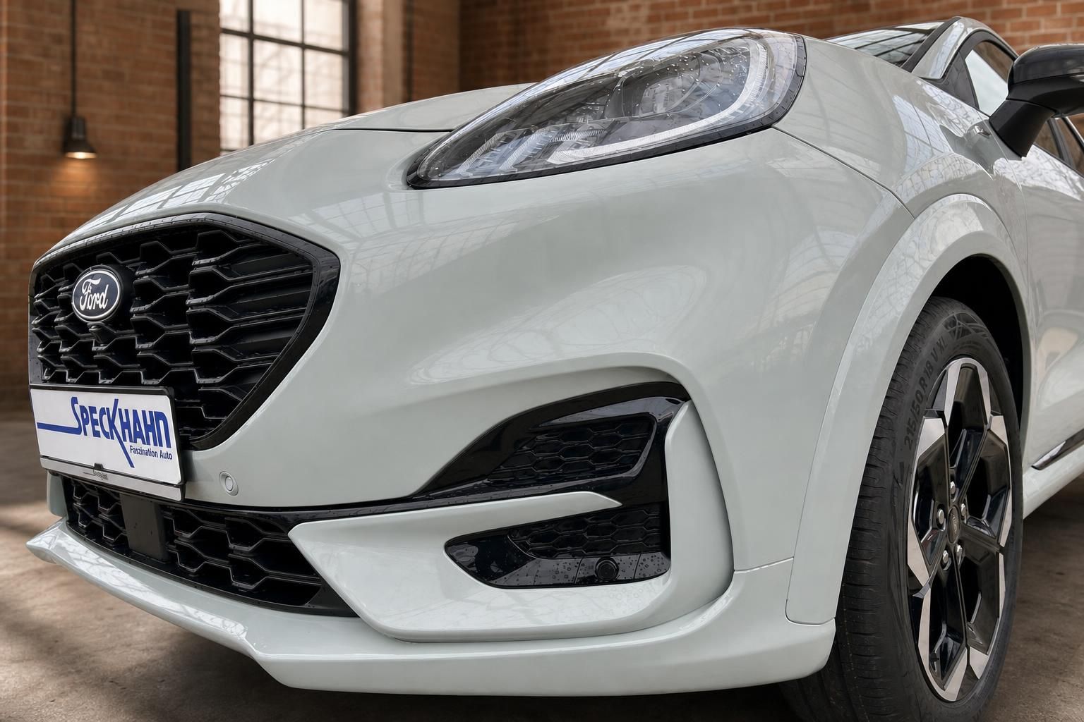Ford Puma ST Detailansicht Frontstossfaenger und Leichtmetallfelge