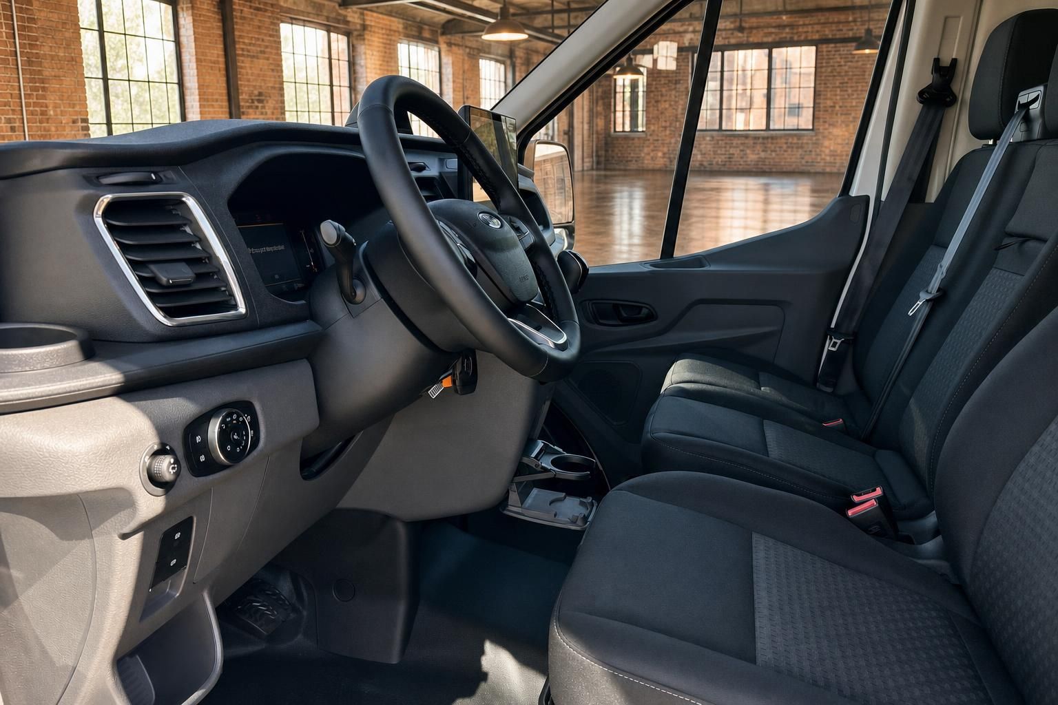 Ford Transit Innenraum: Cockpit mit Lenkrad und Vordersitzen