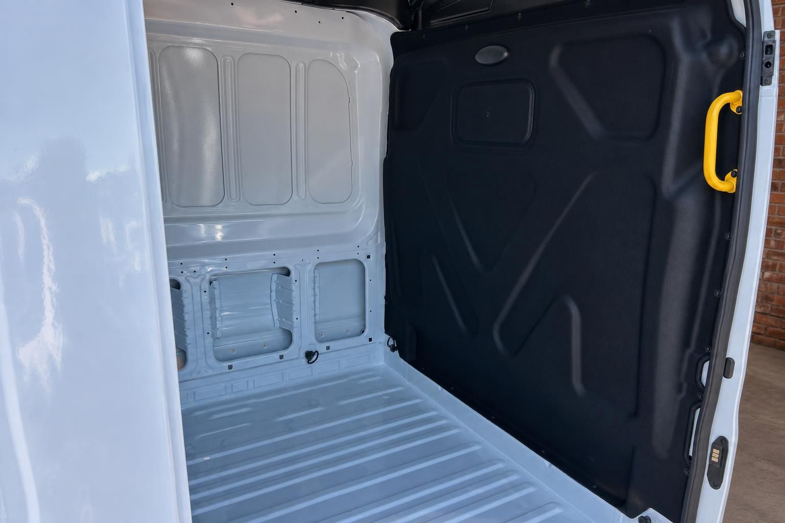 Ford Transit Laderaum leer mit Trennwand und Haltegriff