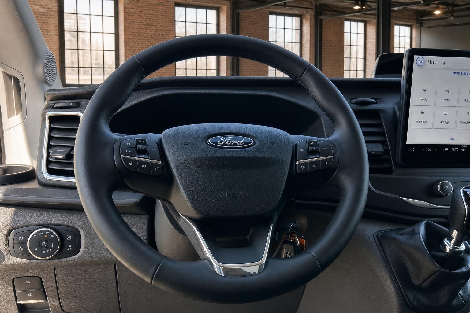 Ford Transit Lenkrad mit Ford Logo und Bedienelementen Nahaufnahme