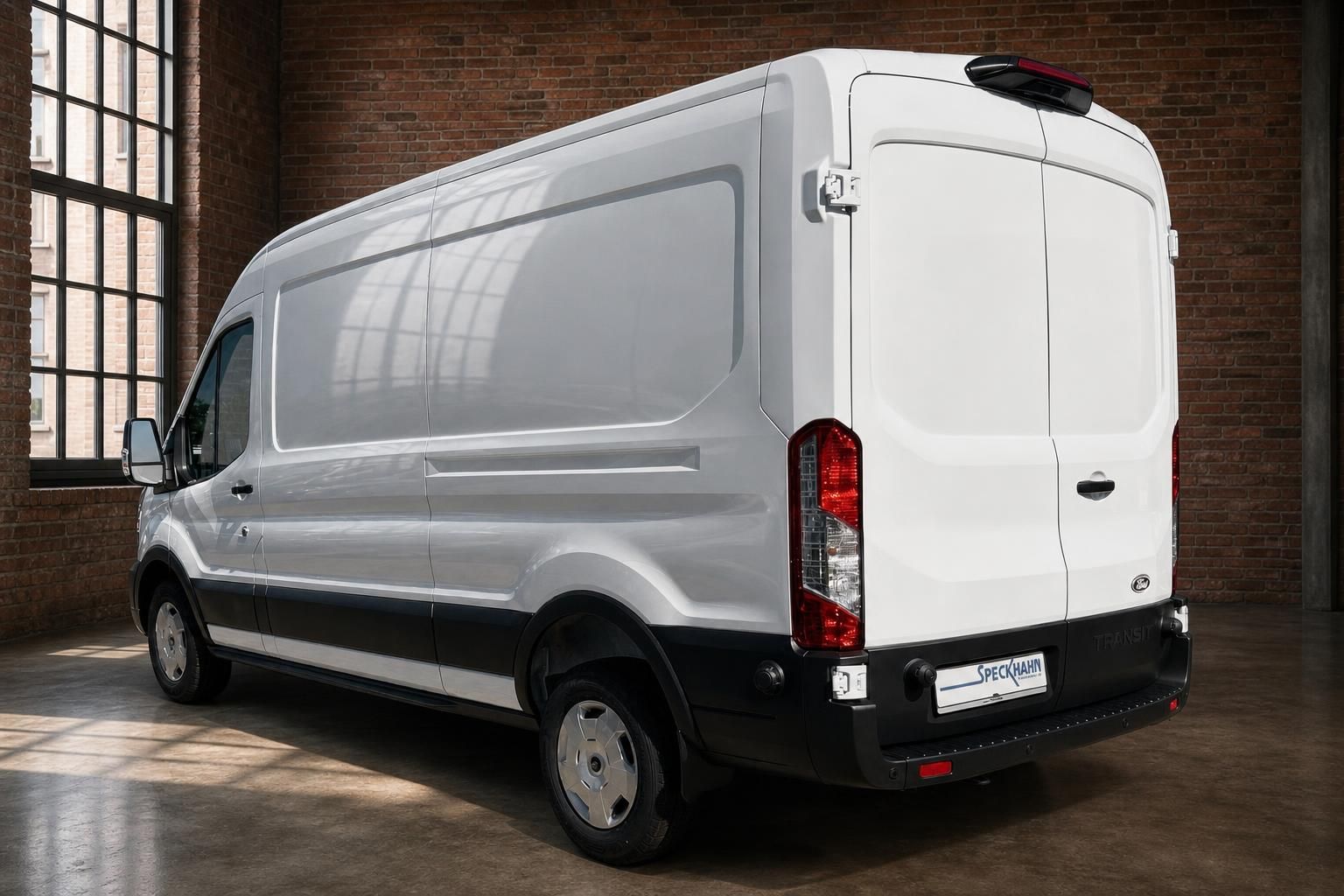 Ford Transit Kastenwagen, Heckansicht schräg von hinten links