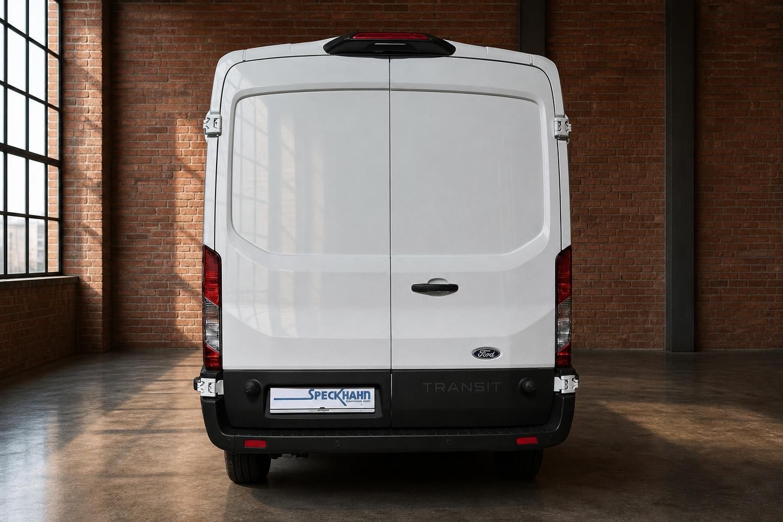 Ford Transit weiß, Heckansicht mit Hecktüren in Backsteinhalle