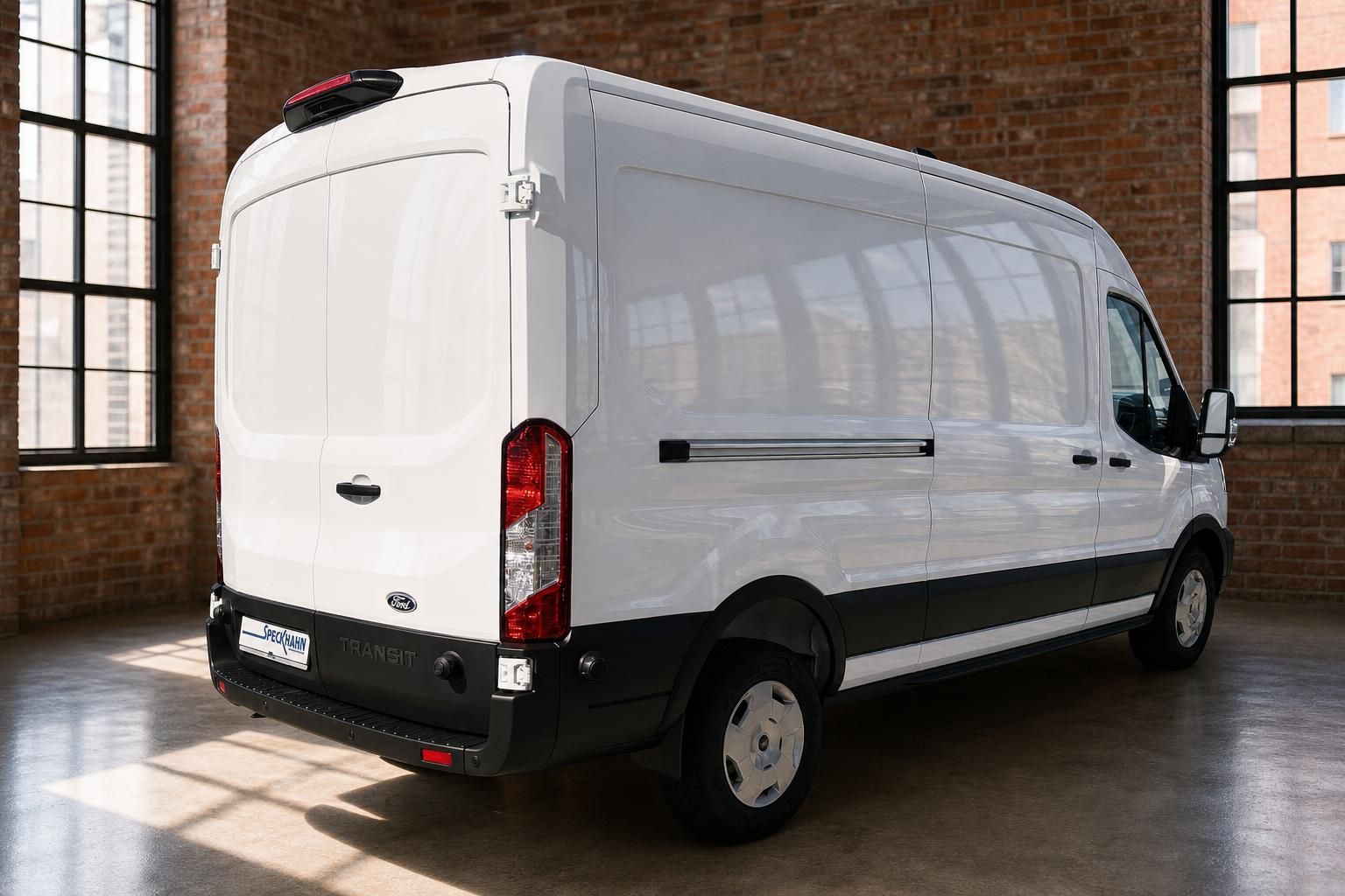 Ford Transit weiß, Seiten- und Heckansicht in Loft-Ambiente