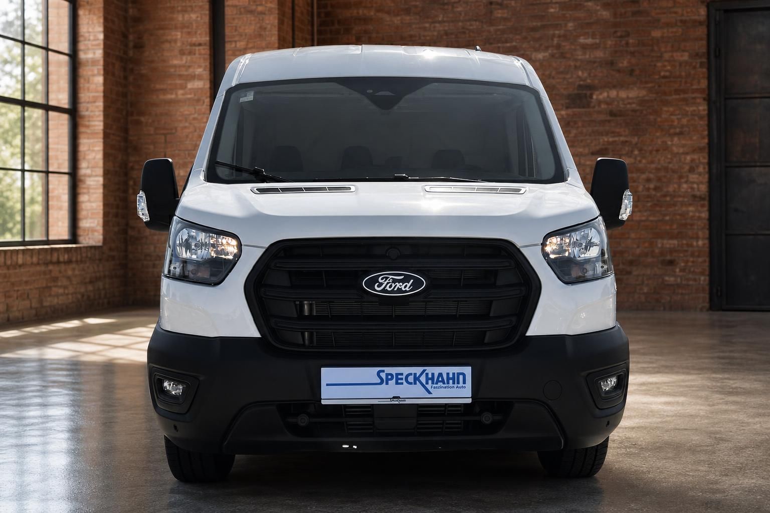 Ford Transit Frontansicht weiß mit Kennzeichenhalter Speckhahn