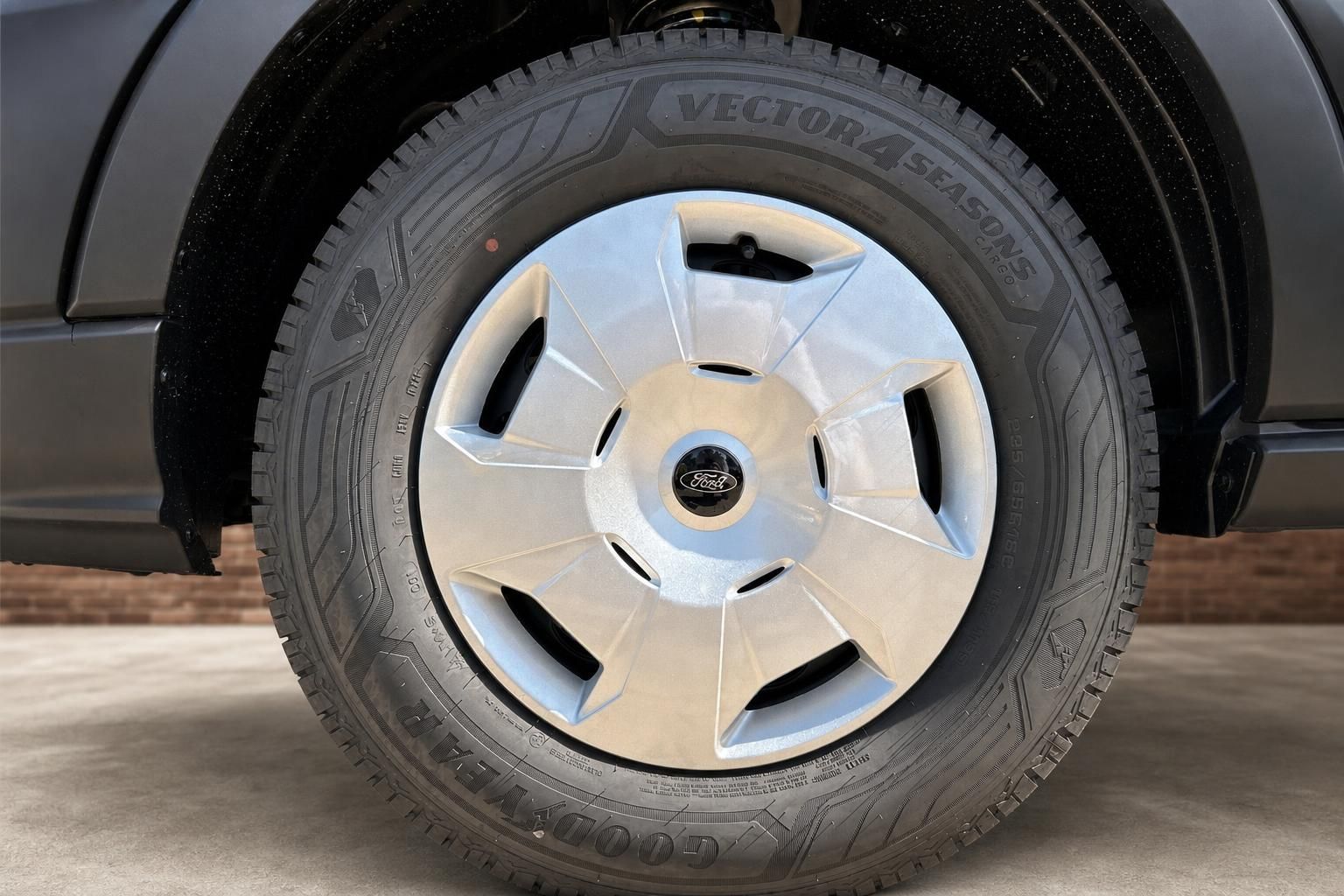 Ford Transit Radlaufdetail mit Felge und Reifen Nahaufnahme