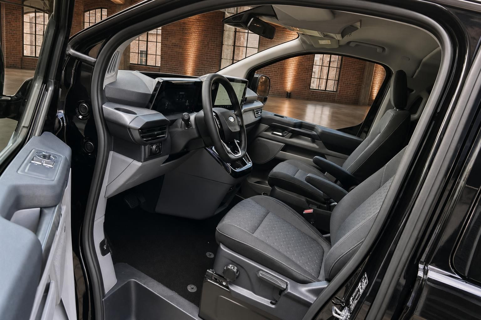 Ford Van Innenraum Cockpit und Vordersitze mit geoeffneter Tuer